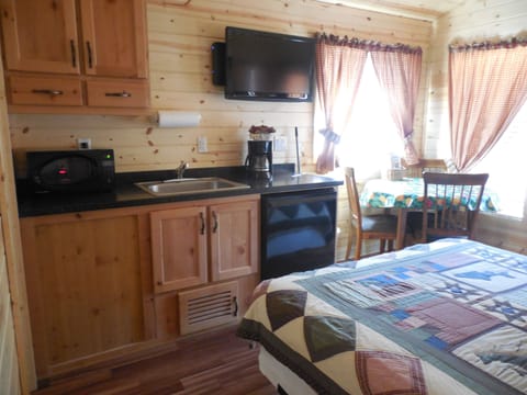 Cabin | Living area | 32-inch LCD TV with satellite channels, TV