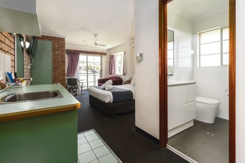 Deluxe Family Suite | Minibar, desk, iron/ironing board, free WiFi