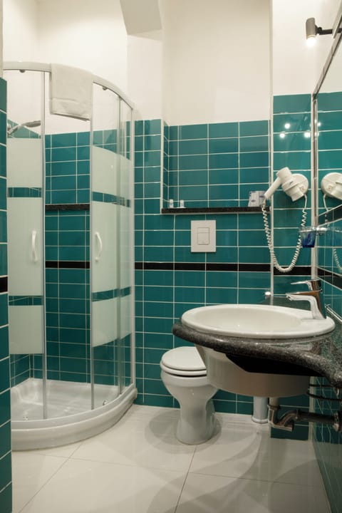 Classic Double Room | Bathroom | Shower, free toiletries, bidet, towels