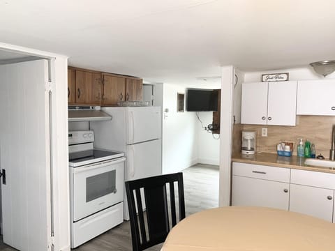 1-1 | Private kitchen | Full-size fridge, microwave, oven, stovetop