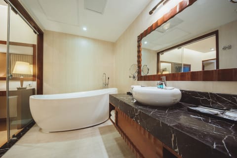 Paragon Suite City View Room | Bathroom | Free toiletries, hair dryer, slippers, bidet