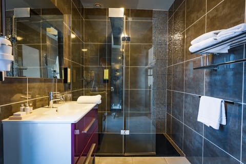 Suite terrasse avec Jacuzzi | Bathroom | Combined shower/tub, rainfall showerhead, eco-friendly toiletries