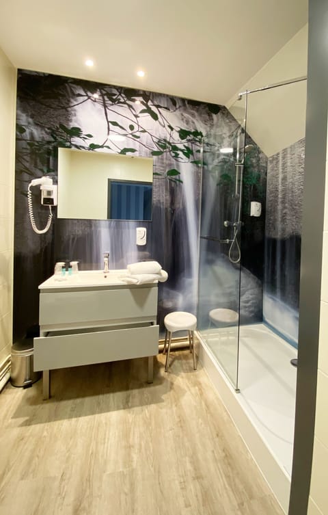 Chambre double mansardee | Bathroom | Combined shower/tub, rainfall showerhead, eco-friendly toiletries