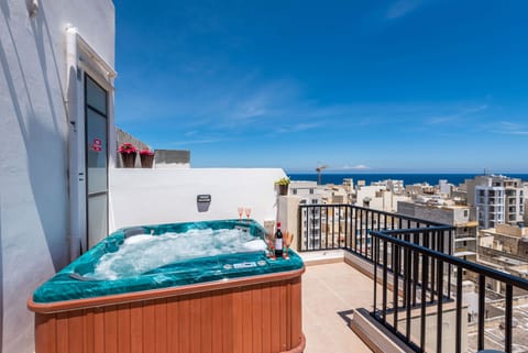 Apartment, 1 Bedroom, Balcony, City View | Outdoor spa tub