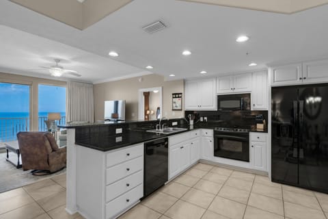 Condo, Multiple Beds, Hot Tub | Private kitchen | Fridge, microwave, oven, stovetop