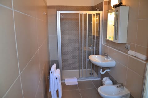 Superior Double Room, Garden View | Bathroom | Shower, free toiletries, hair dryer, bidet