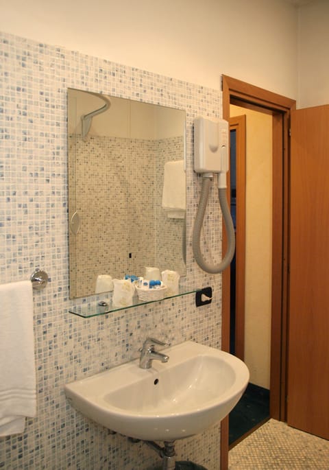 Standard Double Room Single Use | Bathroom | Free toiletries, hair dryer, towels