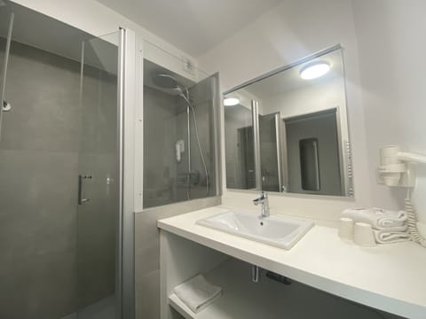 Comfort Double Room, Harbor View | Bathroom | Free toiletries, hair dryer, towels, soap