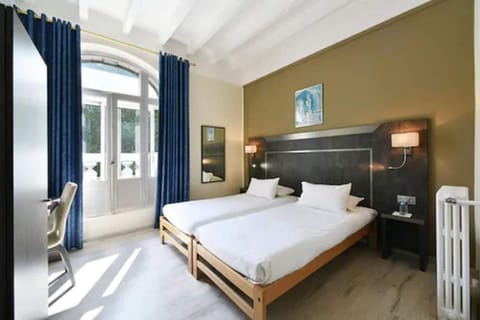 Desk, free WiFi, bed sheets