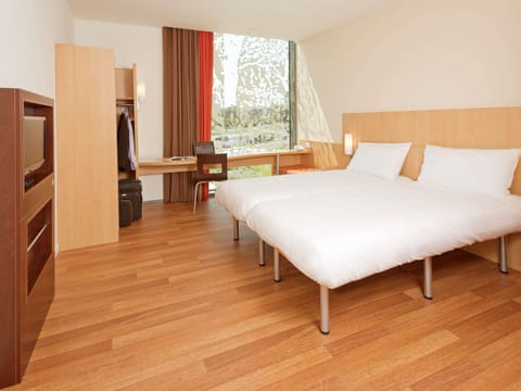 Room, 1 Double Bed (for 1 or 2 persons) | Desk, soundproofing, iron/ironing board, free WiFi