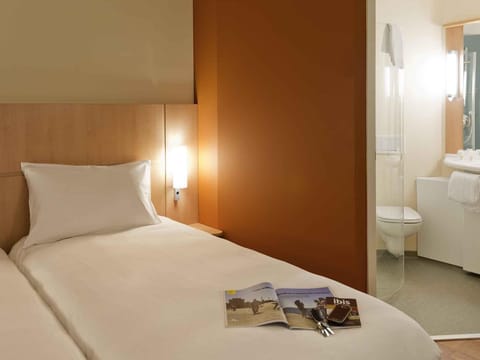 Desk, soundproofing, iron/ironing board, free WiFi