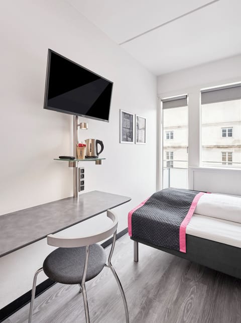 Standard+ 140 cm Queen Bed | Desk, iron/ironing board, free WiFi, bed sheets