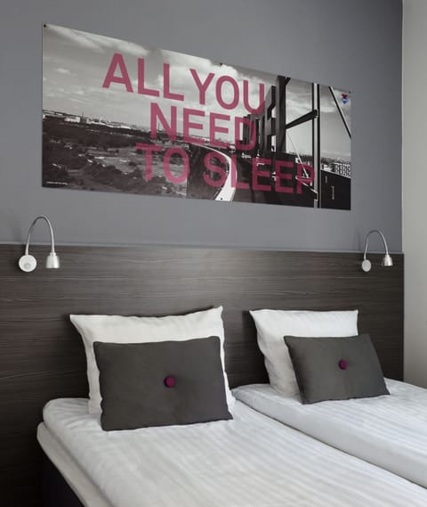 Commodore | Desk, iron/ironing board, free WiFi, bed sheets