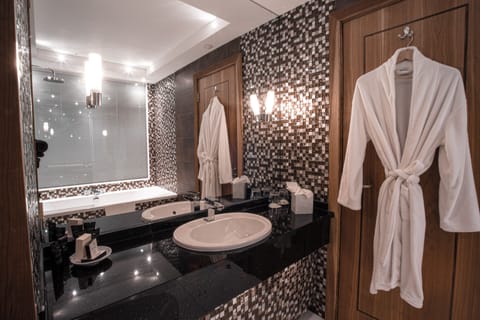 Suite, 1 King Bed, Non Smoking | Bathroom | Free toiletries, hair dryer, bathrobes, towels