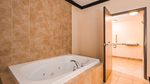 Suite, 1 King Bed, Non Smoking, Jetted Tub | Bathroom | Free toiletries, hair dryer, towels, soap