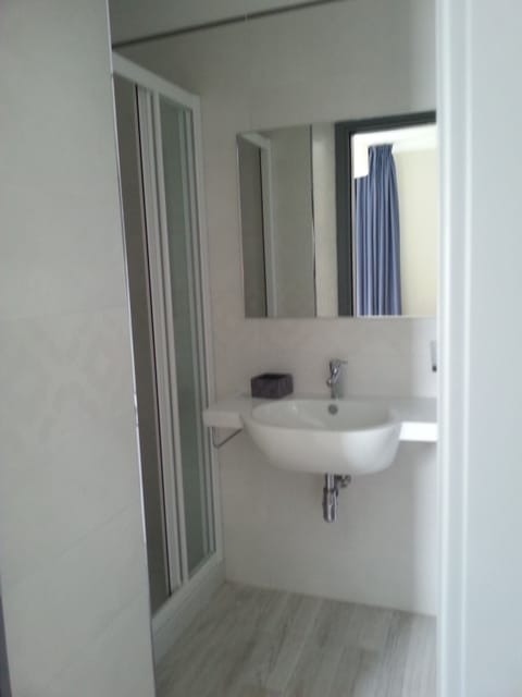 Double Room, 1 Double Bed | Bathroom | Shower, rainfall showerhead, free toiletries, hair dryer