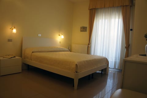 Classic Double Room | In-room safe, desk, rollaway beds, free WiFi