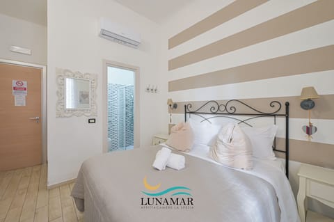 Double Room, 1 Queen Bed, Ensuite | Premium bedding, in-room safe, desk, blackout drapes