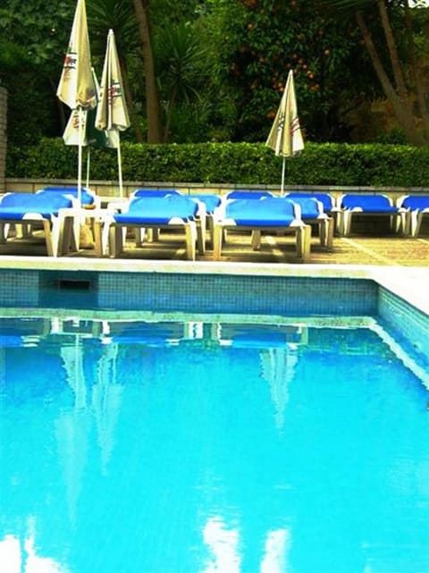 Outdoor pool, pool umbrellas, sun loungers