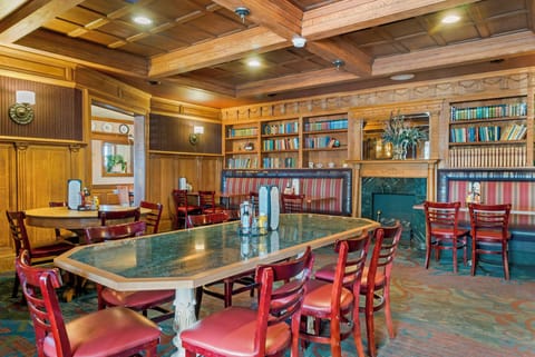 Breakfast and dinner served