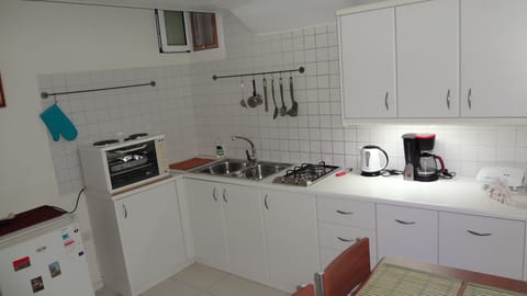 Apartment, 1 Bedroom | Private kitchenette | Fridge, microwave, stovetop, coffee/tea maker