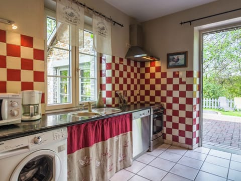 Cottage | Private kitchen | Microwave, stovetop, dishwasher, highchair