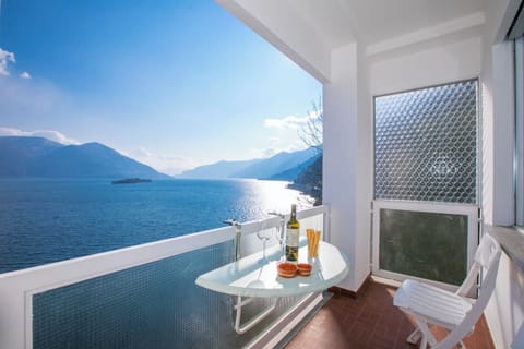Family Apartment, Multiple Bedrooms (Lake view 2 bedroom in Porto Ronco) | Outdoor dining