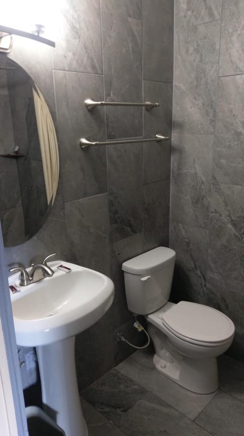 Combined shower/tub, towels