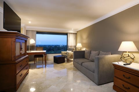 Junior Suite, 1 Bedroom | Premium bedding, minibar, in-room safe, desk