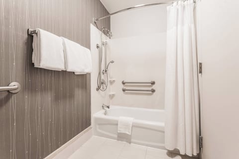 Combined shower/tub, free toiletries, hair dryer, towels