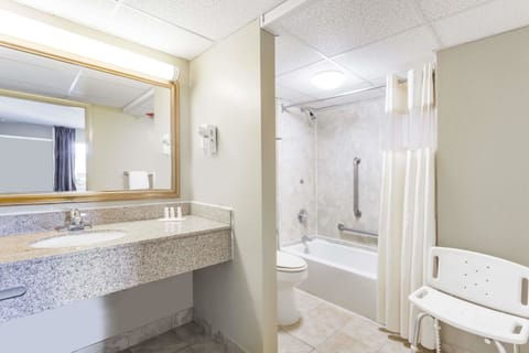 Combined shower/tub, hair dryer, towels