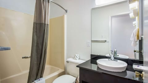 Combined shower/tub, towels