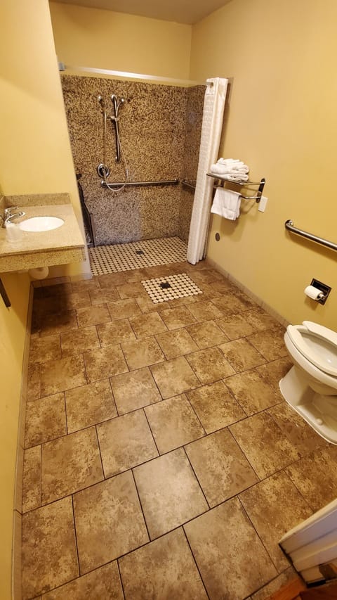 Single Room, Accessible | Bathroom | Bathtub, towels