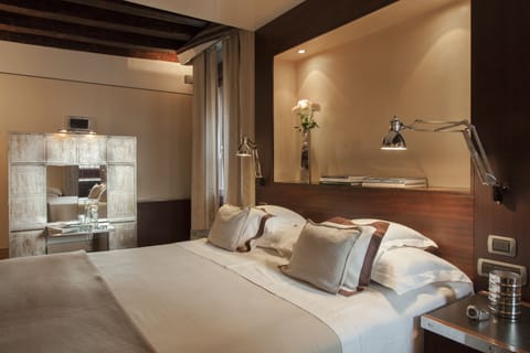 Minibar, in-room safe, desk, free WiFi