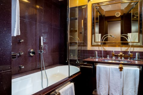 Executive Room | Bathroom | Shower, free toiletries, hair dryer, bathrobes