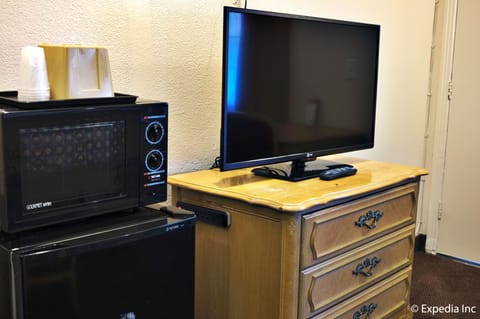 Standard Room, 1 Queen Bed | Premium bedding, individually decorated, individually furnished, desk