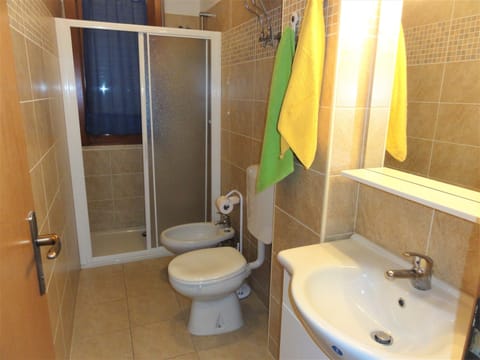 Apartment, 1 Bedroom (A80588) | Bathroom | Shower, bidet, towels