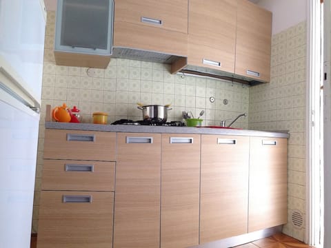 Appartamento, 2 camere da letto (B40023) | Private kitchen | Full-size fridge, microwave, stovetop, cookware/dishes/utensils