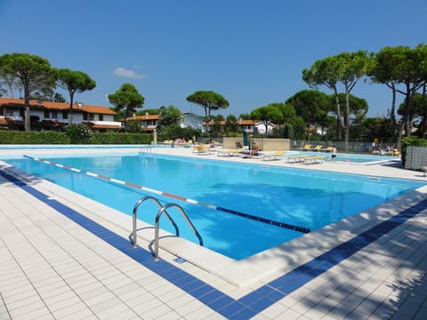 Seasonal outdoor pool, sun loungers