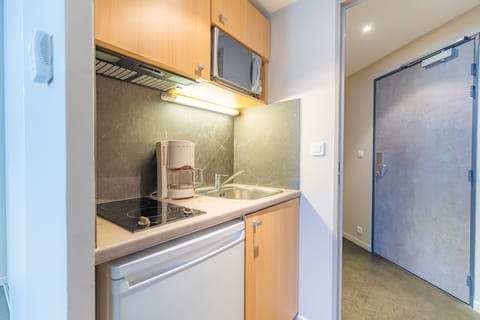 Studio, 2 Twin Beds | Private kitchen | Fridge, microwave, stovetop, coffee/tea maker