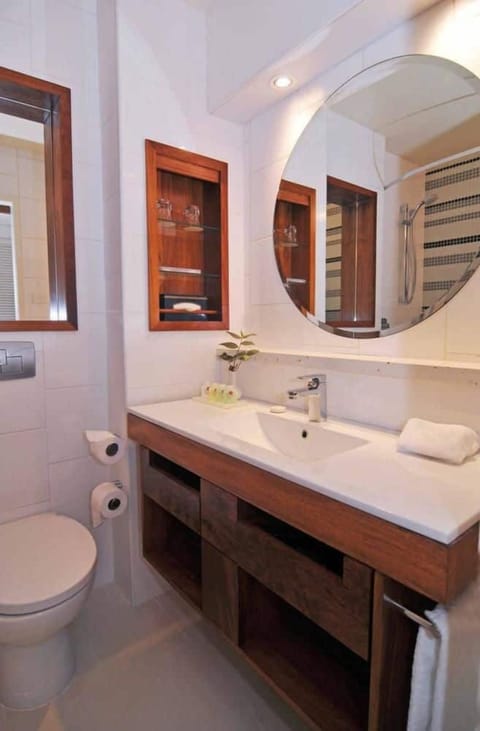 Combined shower/tub, deep soaking tub, free toiletries, hair dryer