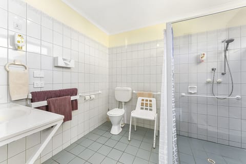 Studio Queen - Disable Room | Bathroom | Free toiletries, hair dryer, towels