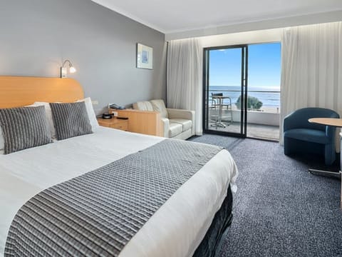 Executive Double Room, Sea View | Minibar, in-room safe, blackout drapes, soundproofing