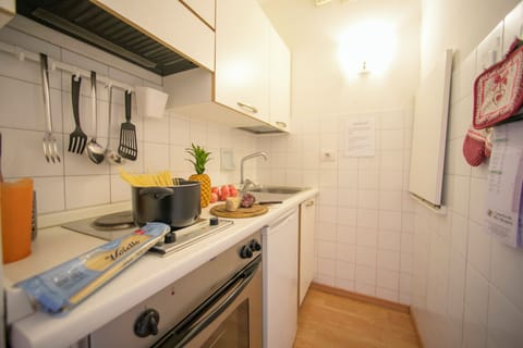 Family Apartment, 2 Bedrooms, Lakeside (Riva Lago e Spiaggia Apartment) | Private kitchen | Fridge, microwave, oven, stovetop
