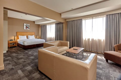 Executive Suite, 1 King Bed, Non Smoking, Jetted Tub | Premium bedding, minibar, in-room safe, individually furnished