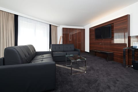 Prestige Suite | In-room safe, desk, laptop workspace, blackout drapes