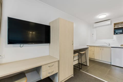 Motel Studio (located across the road) | Private kitchenette | Mini-fridge