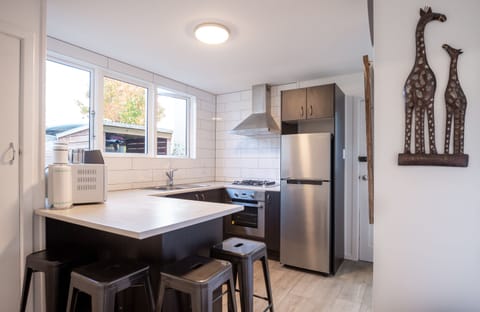 Offsite Comfort Apartment, Mountain View | Private kitchen