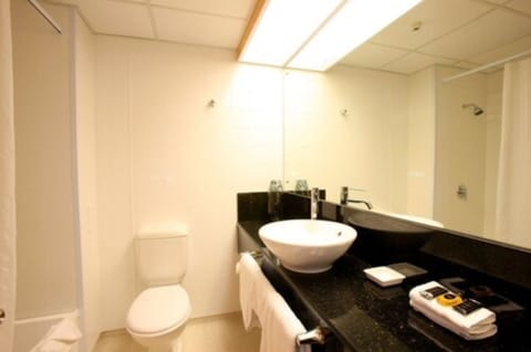 Superior Room | Bathroom | Combined shower/tub, free toiletries, hair dryer, towels