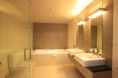 Deluxe Suite, 1 King Bed | Bathroom | Combined shower/tub, free toiletries, hair dryer, towels